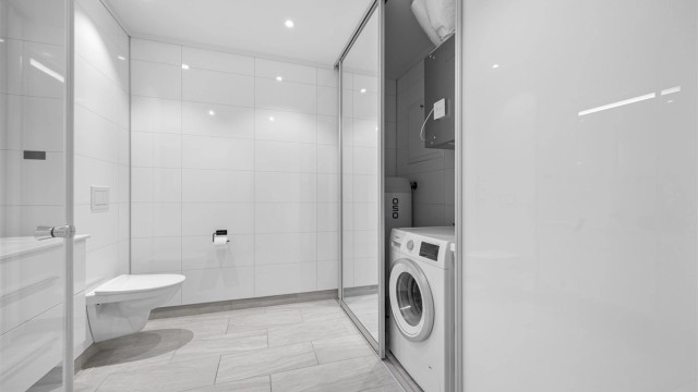 Det er fliser og varmekabler i gulvet på badet.