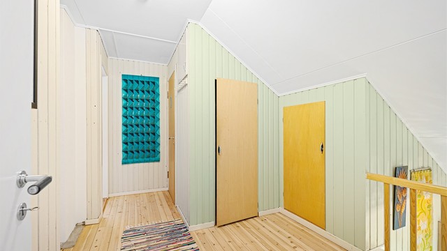 2. Etasje - Gang med kott med oppbevaringsplass