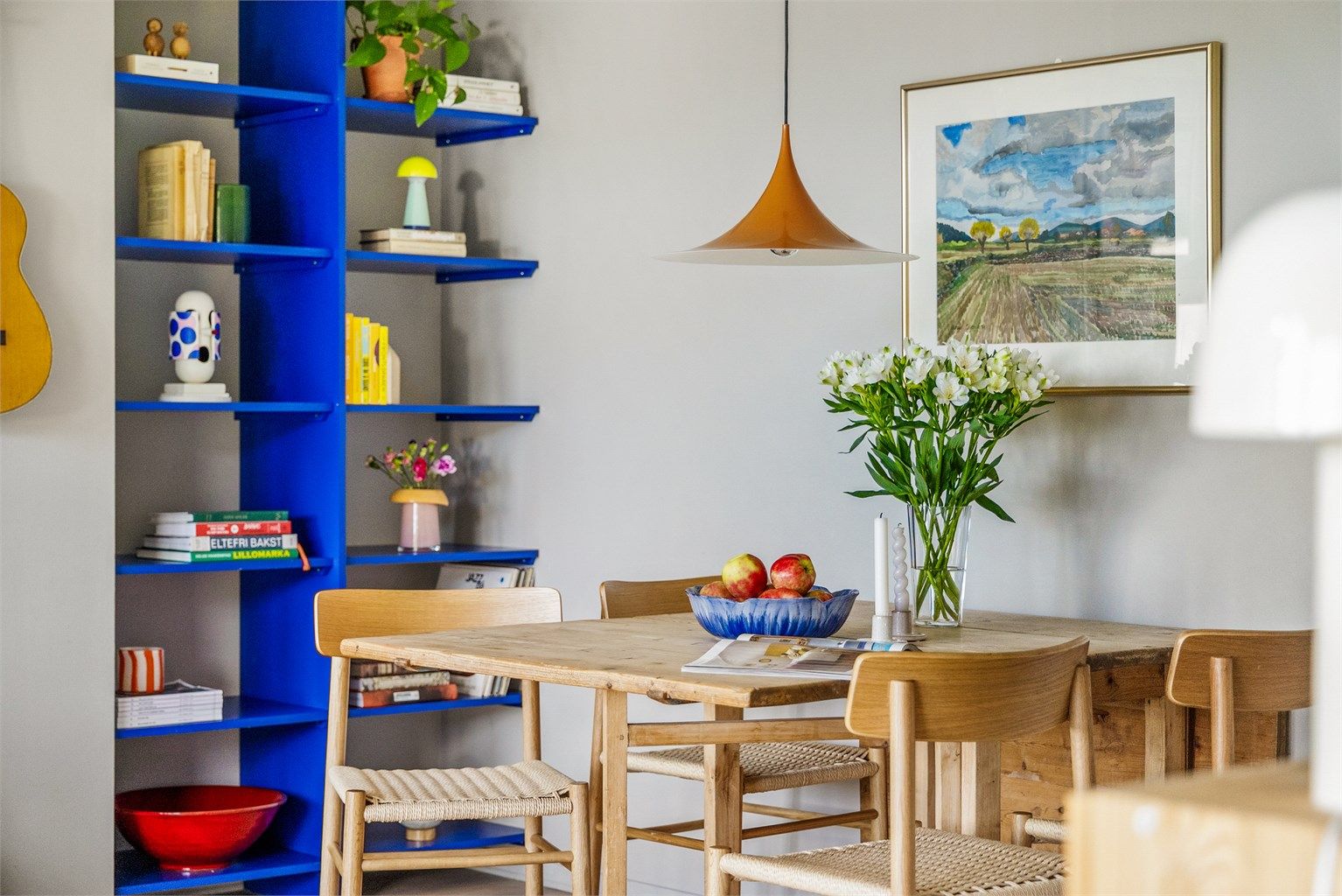  Plassbygget bokhylle malt i fargen Yves Klein blue er smykket i rommet