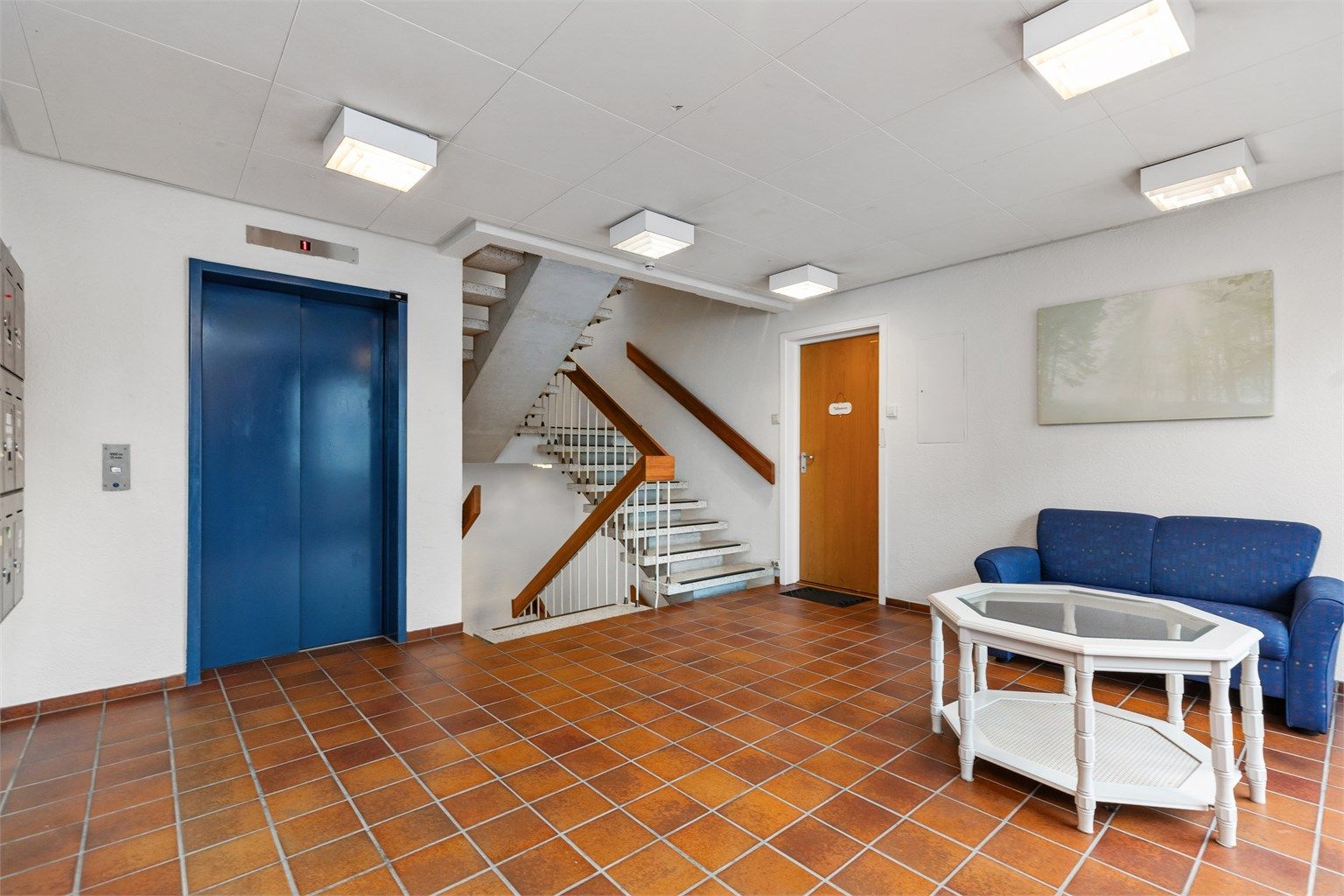 Inngangsparti med heis, trapp og postkasser