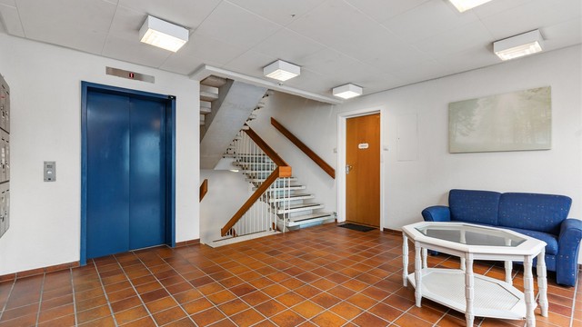 Inngangsparti med heis, trapp og postkasser
