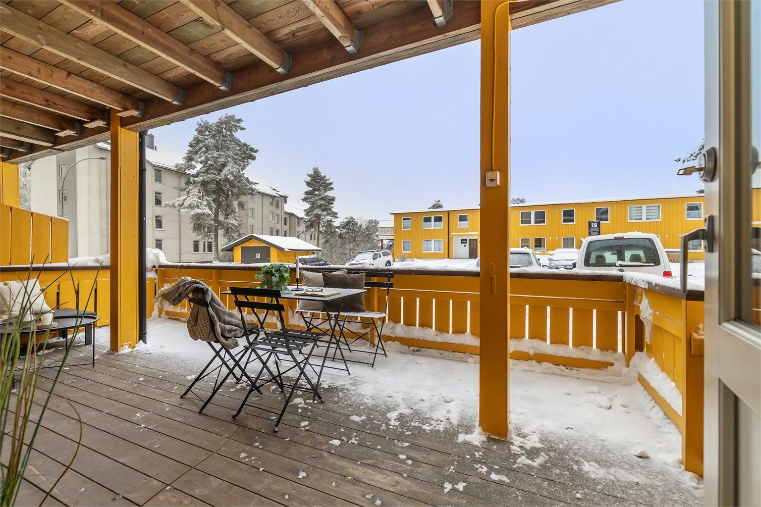 Fra stuen er det direkte adkomst til en romslig terrasse på hele 16 kvm