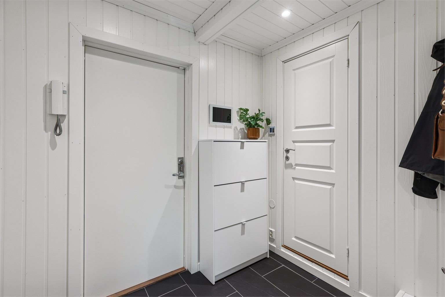 Adkomst til boligen via felles trappeoppgang. Det er installert porttelefon.