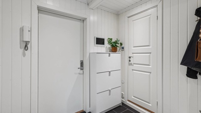 Adkomst til boligen via felles trappeoppgang. Det er installert porttelefon.