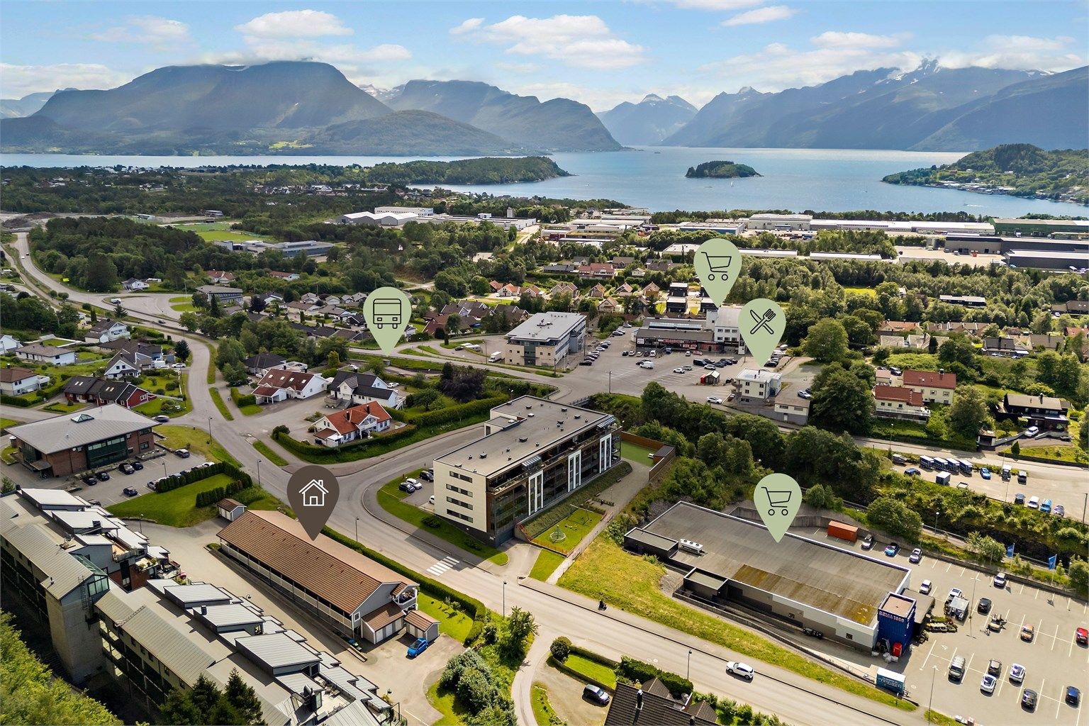 Fra leiligheten er det svært kort vei, til å tilfredsstille de fleste hverdagslige behov. Den korte avstanden er noe selger trekker frem som det mest positive med leiligheten. Koiwa Sushi ligger samlokalisert med Eurospar