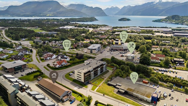 Fra leiligheten er det svært kort vei, til å tilfredsstille de fleste hverdagslige behov. Den korte avstanden er noe selger trekker frem som det mest positive med leiligheten. Koiwa Sushi ligger samlokalisert med Eurospar