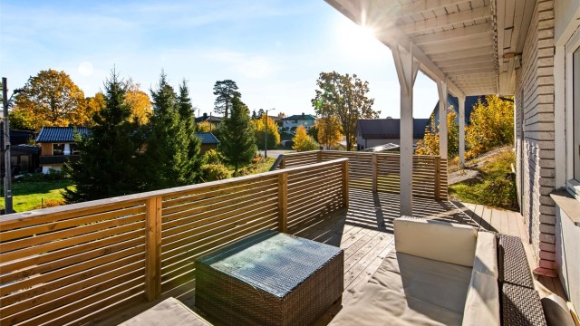 Uteplassen ved inngangen har spilerekkverk i tre og trappeadkomst fra hagen.