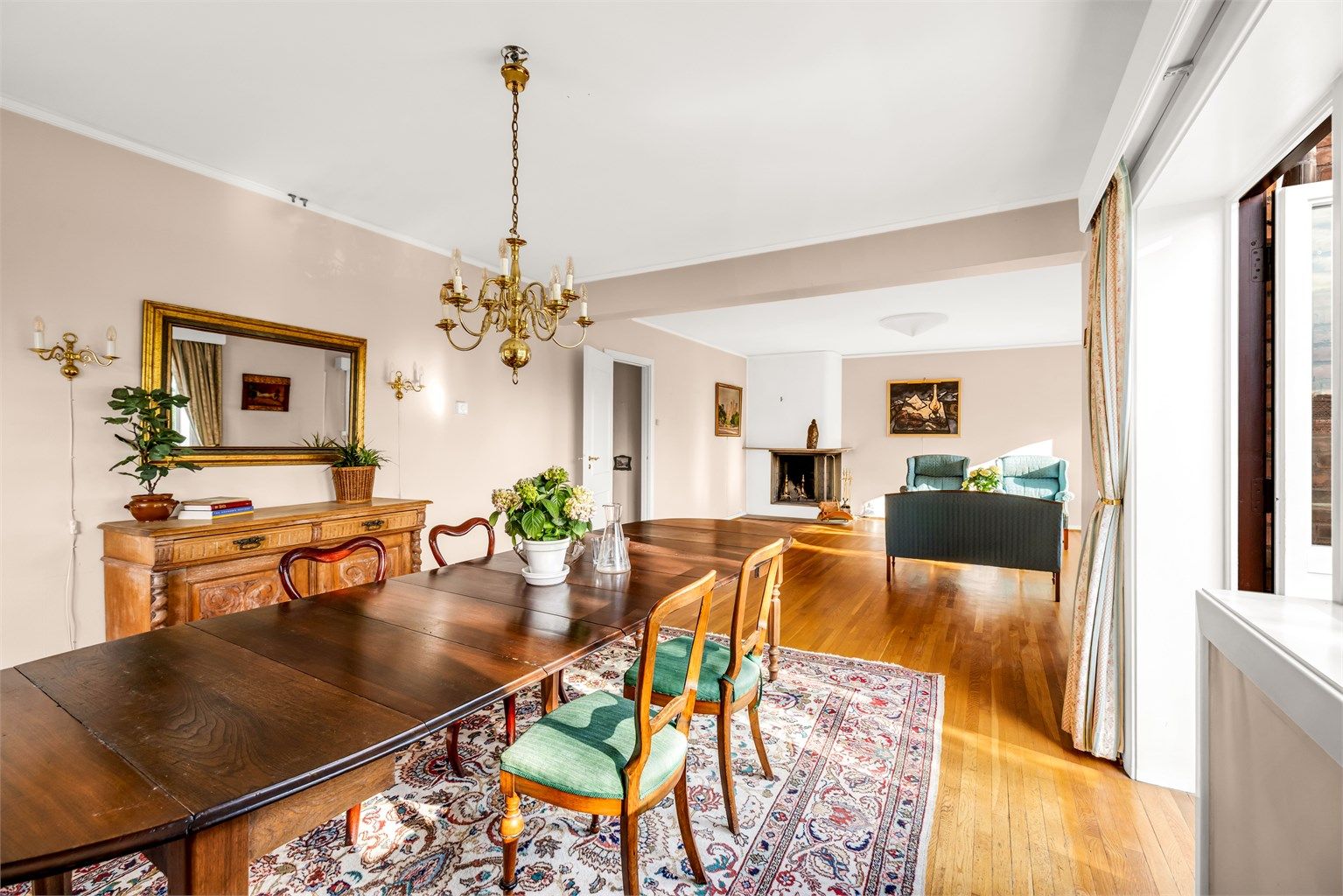 Et stort rom som med en planløsning som gir flere muligheter for inndeling etter eget ønske og behov. 