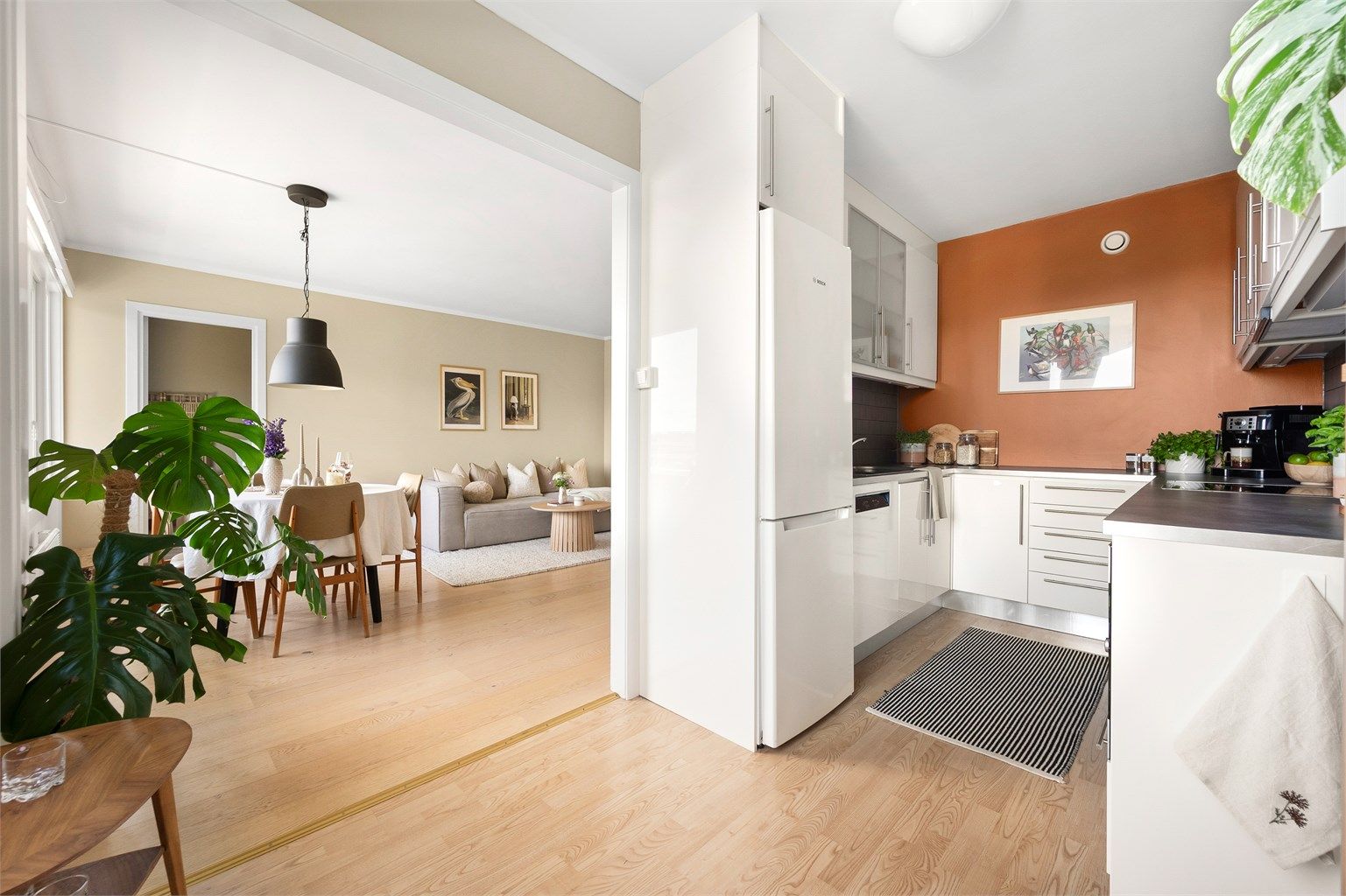 Flere beboere har gjort om leiligheten til en 3-roms, hvor de har laget et ekstra soverom med deler av kjøkkenet (se alternativ plantegning).