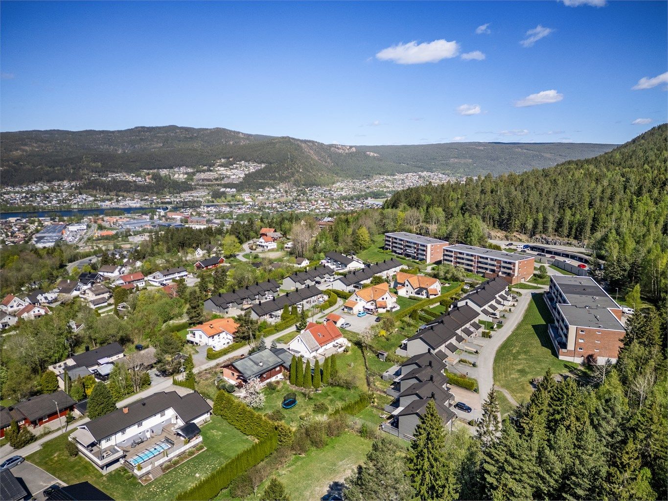 Kort gangavstand til barnehage og barneskole med fotballbane