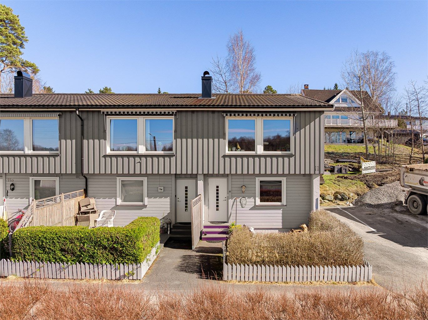 Rekkehuset fremstår med en innbydende fasade og har en attraktiv beliggenhet som endeenhet i rekken.