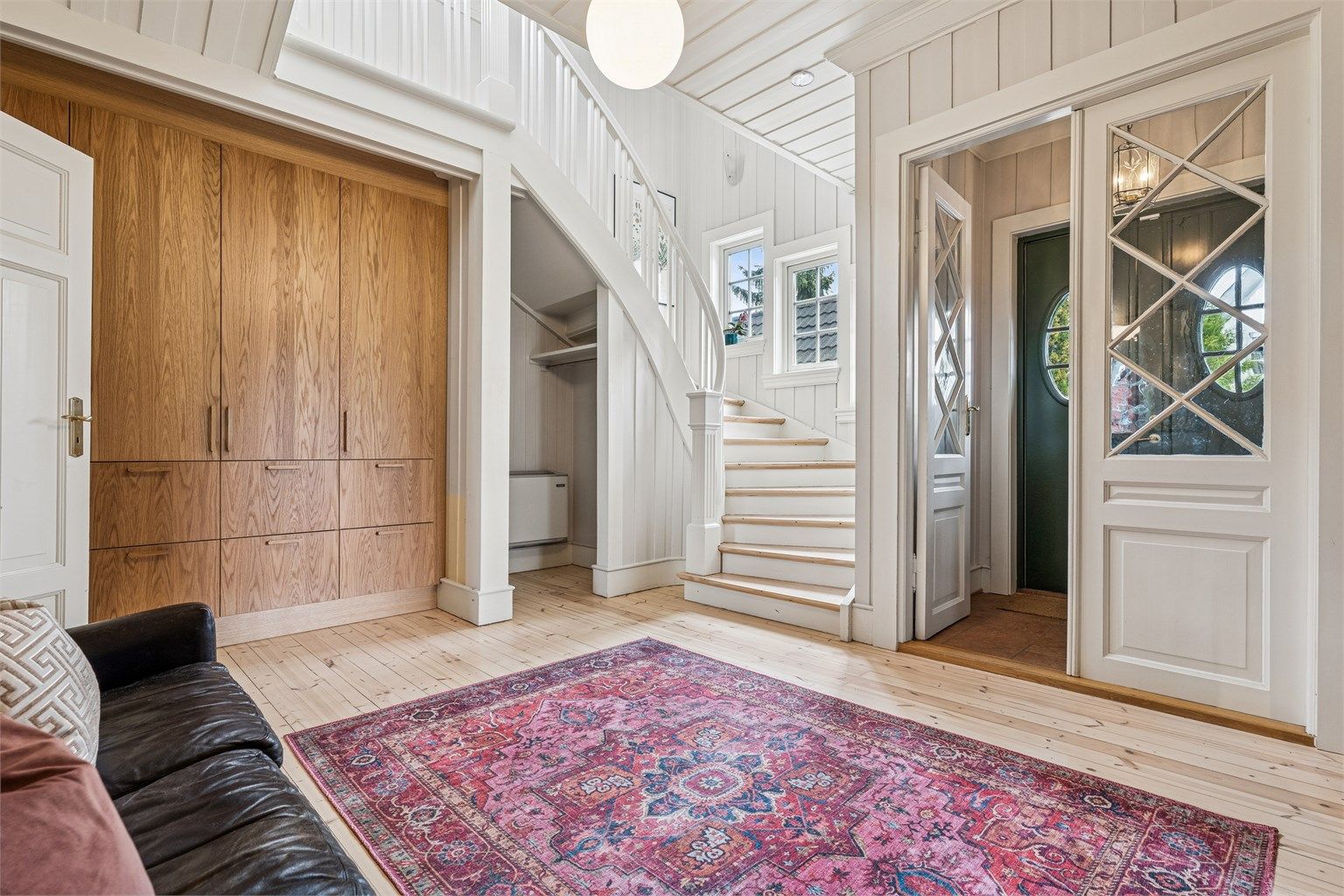 Entré/gang som gir et herskapelig førsteinntrykk. Praktisk og stor plassbygd garderobe. 