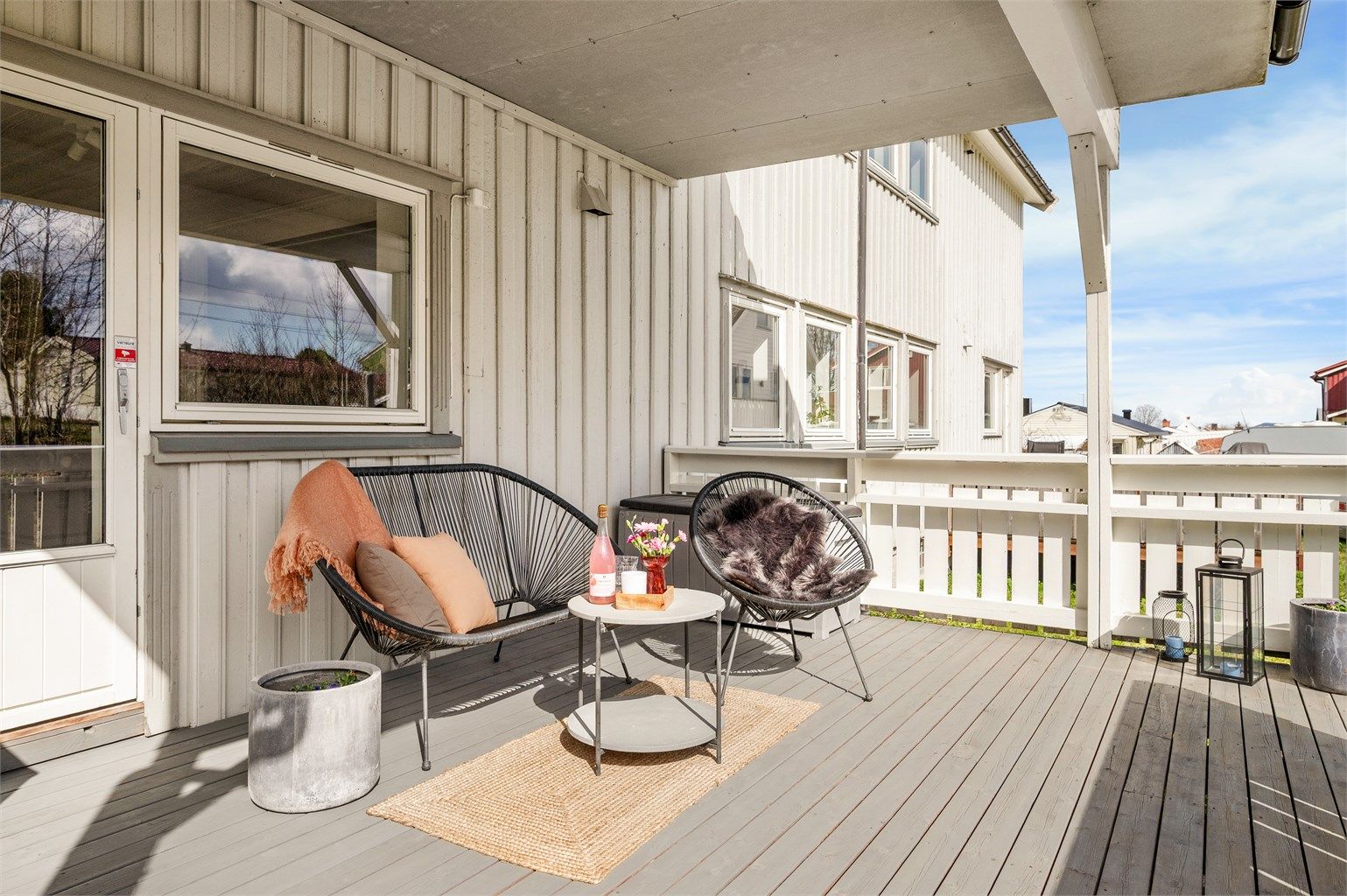 Verandaen er nymalt nå i 2025, og det samme gjelder endeveggen mot vest.