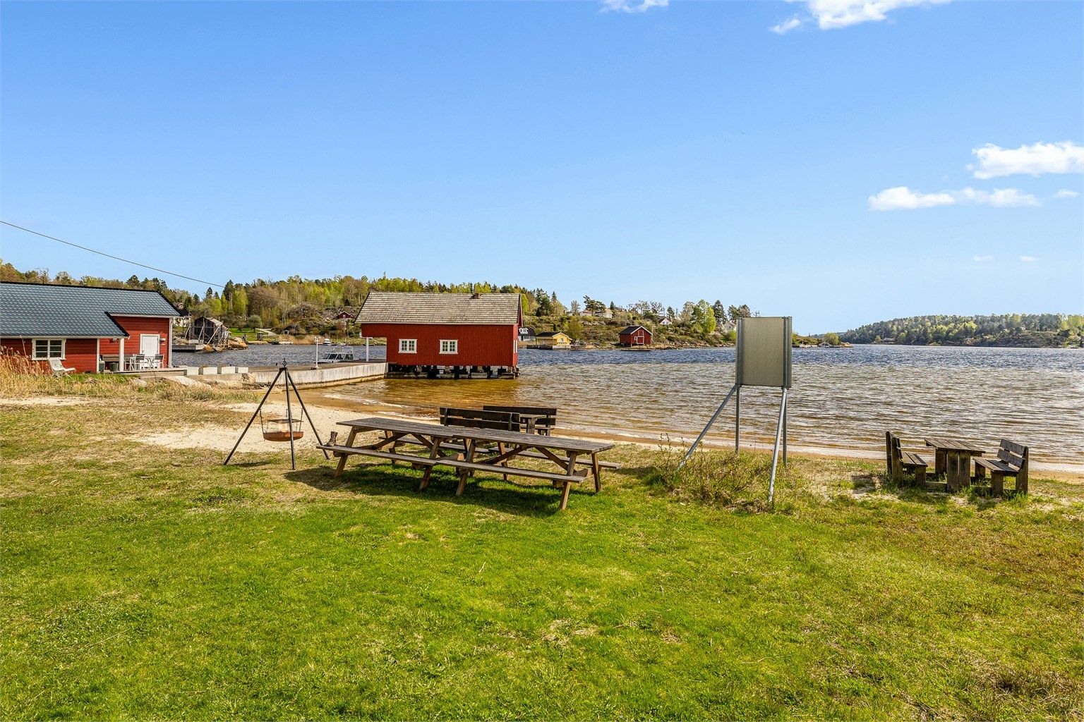 Øya har egen Montessori skole og de bruker de fine utearealene på Sandøya mye.
