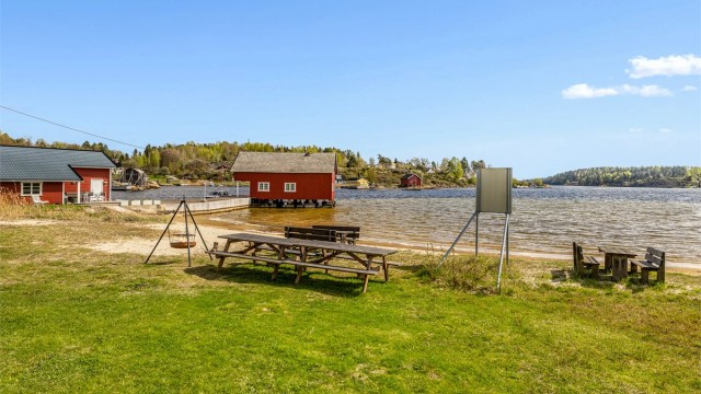 Øya har egen Montessori skole og de bruker de fine utearealene på Sandøya mye.