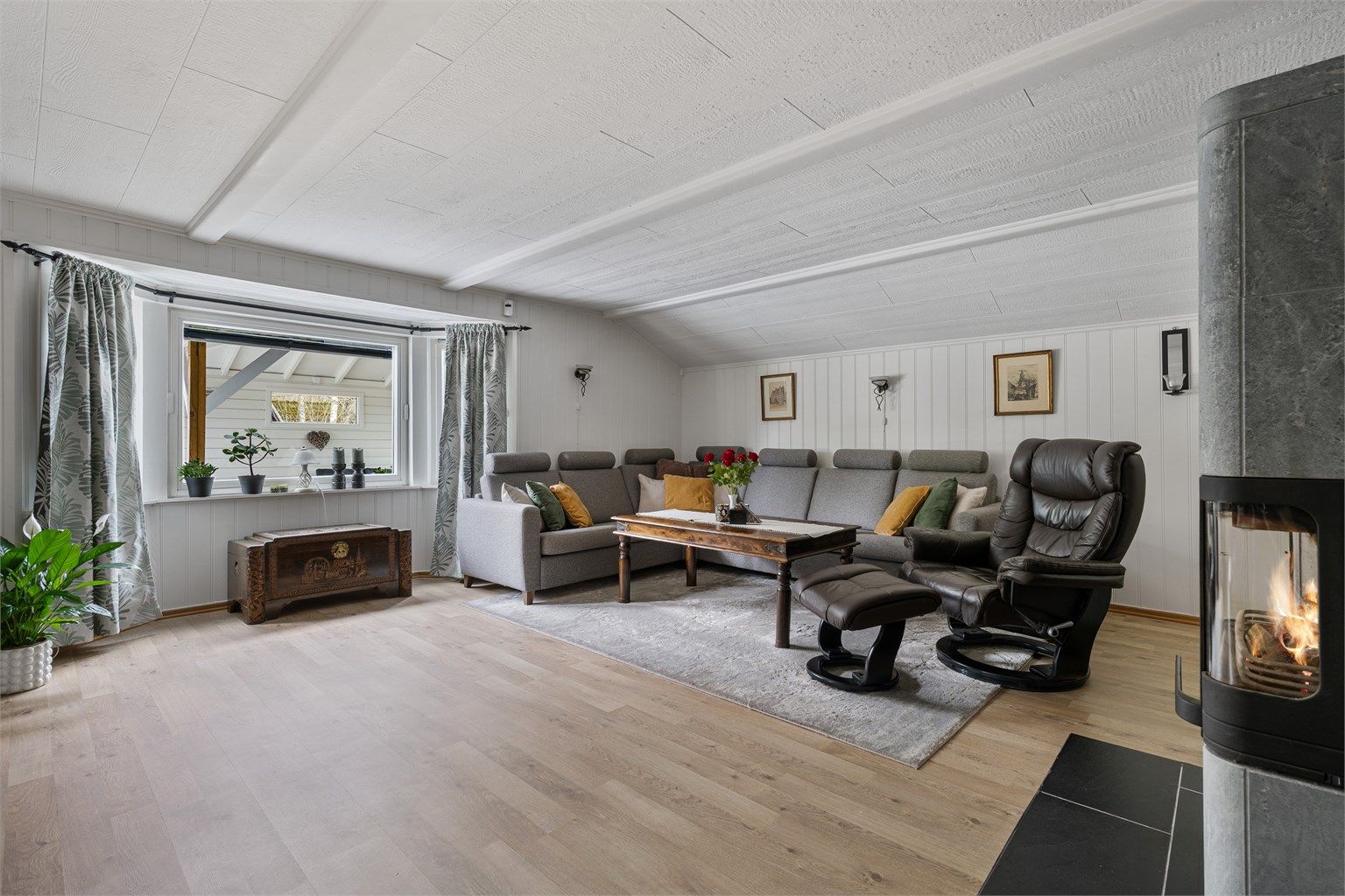 Stuen har mye plass til sofagruppe og sittegrupper. 