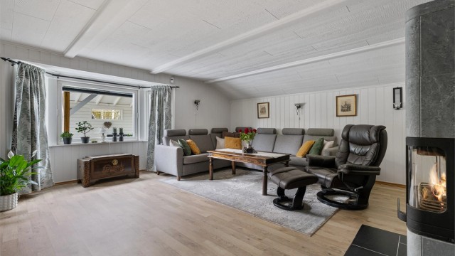 Stuen har mye plass til sofagruppe og sittegrupper.