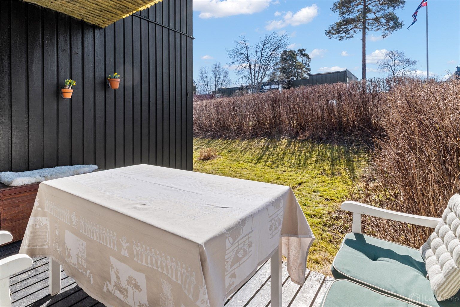 Dette er en lun uteplass med enkel adkomst fra boligens entré i første etasje.