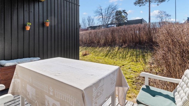 Dette er en lun uteplass med enkel adkomst fra boligens entré i første etasje.