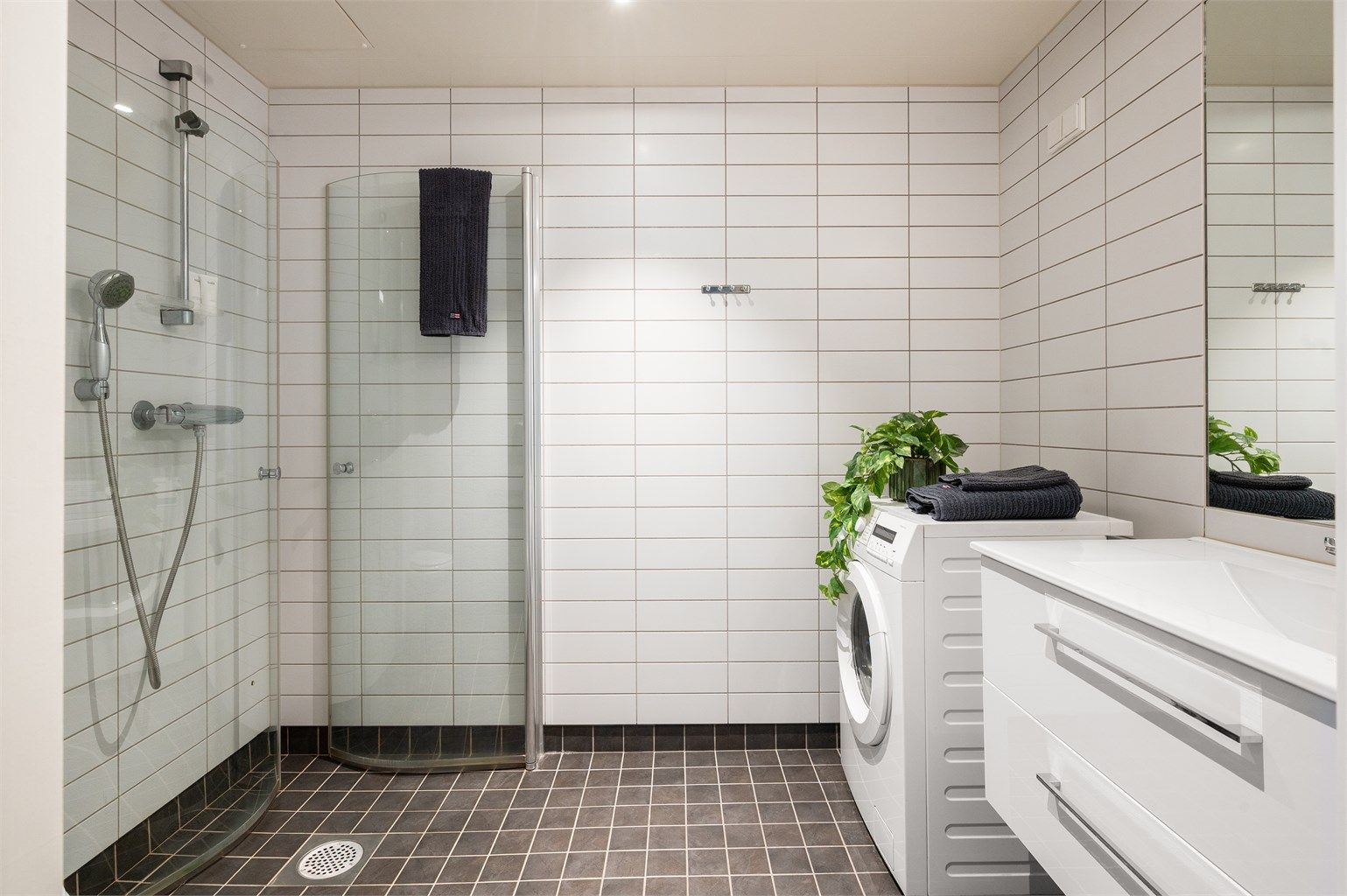 Pent flislagt bad med elektrisk gulvvarme for en behagelig start på dagen. 