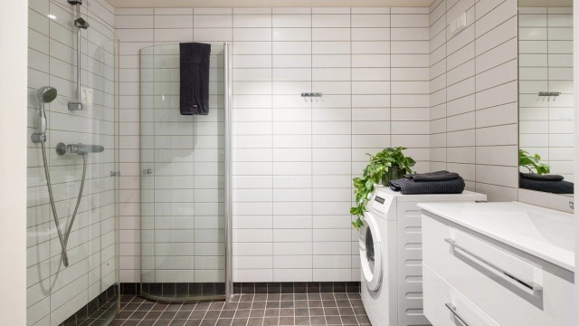 Pent flislagt bad med elektrisk gulvvarme for en behagelig start på dagen.