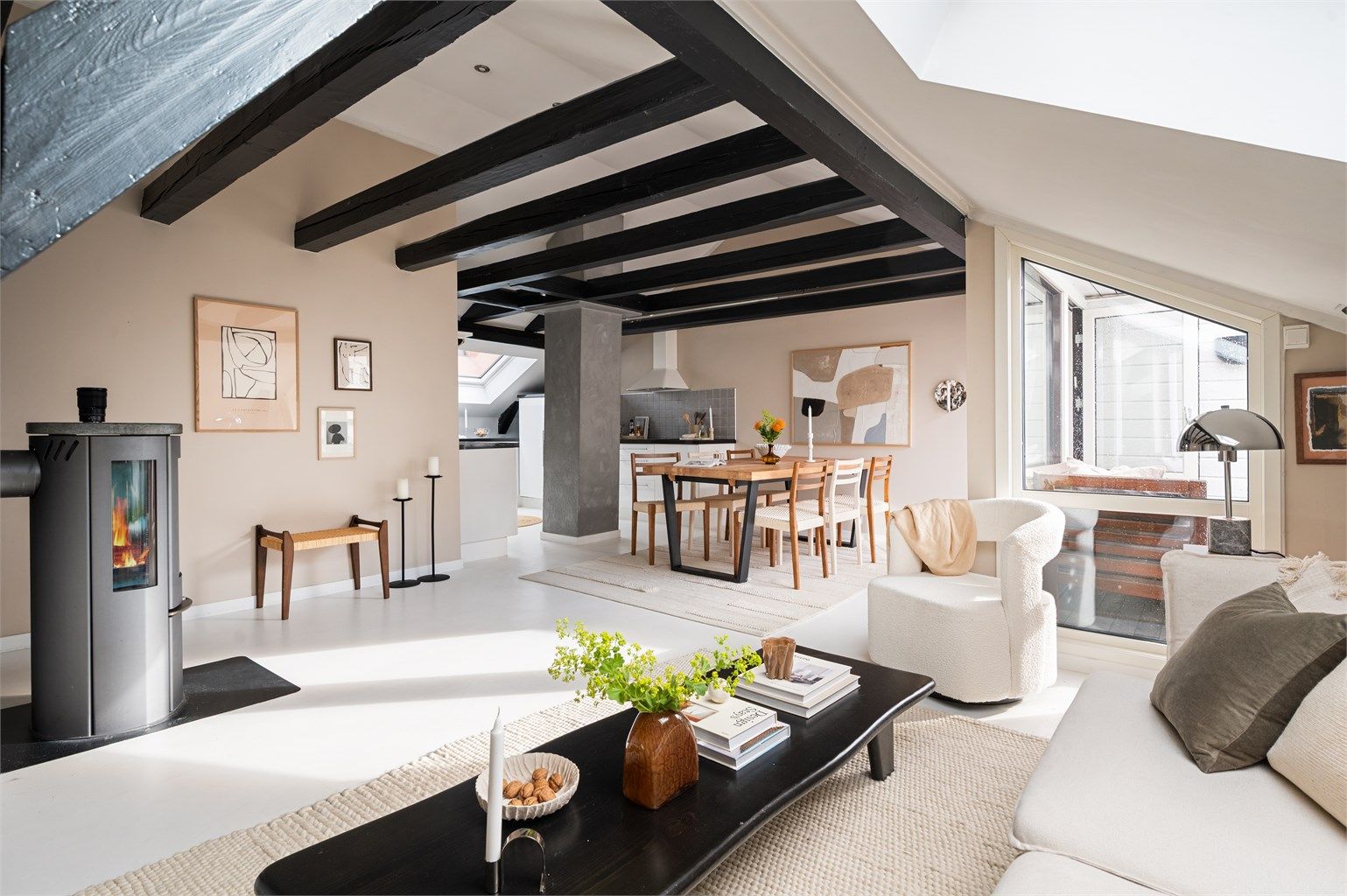 Tom Martinsen v/Krogsveen har gleden av å presentere en rålekker 3-roms toppleilighet med flotte detaljer og privat takterrasse.