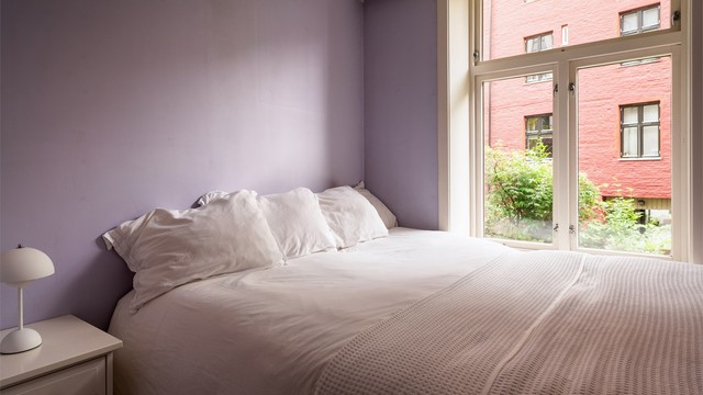 Fin plass til dobbeltseng. Stort vindu med bra lysinnslipp
