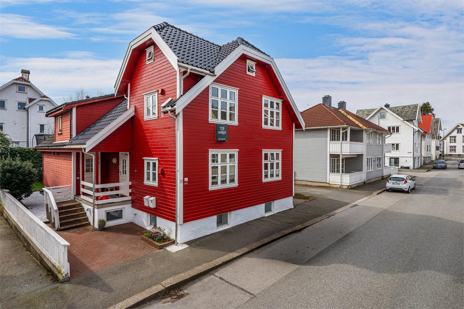 Utvendig vedlikehold: Takrenner vasket og utvendige vinduer på 2. etasje vasket. Det er