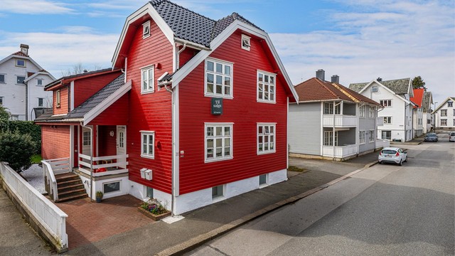 Utvendig vedlikehold: Takrenner vasket og utvendige vinduer på 2. etasje vasket. Det er