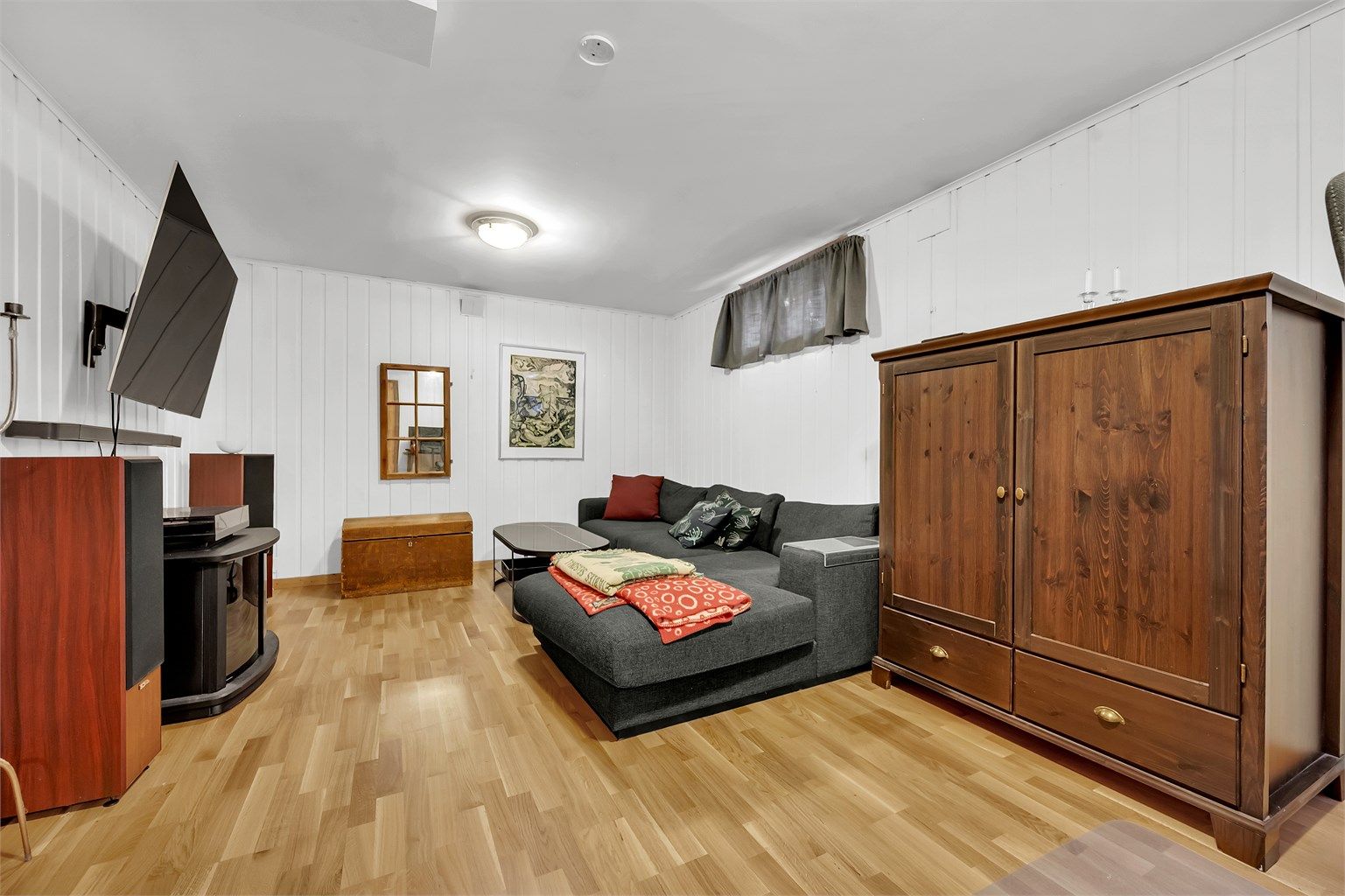 I underetasjen finner du boligens kjellerstue. Her er det gode innredningsmuligheter til blant annet kontor, lekerom TV-stue eller hva du skulle ønske. Kjellerstuen er ikke godkjent for varig opphold. 