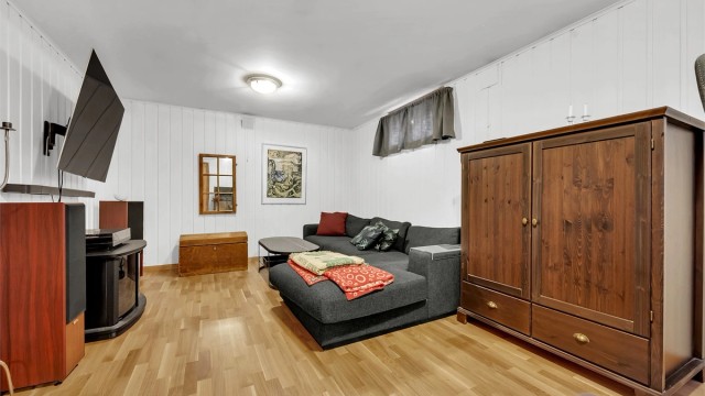 I underetasjen finner du boligens kjellerstue. Her er det gode innredningsmuligheter til blant annet kontor, lekerom TV-stue eller hva du skulle ønske. Kjellerstuen er ikke godkjent for varig opphold.