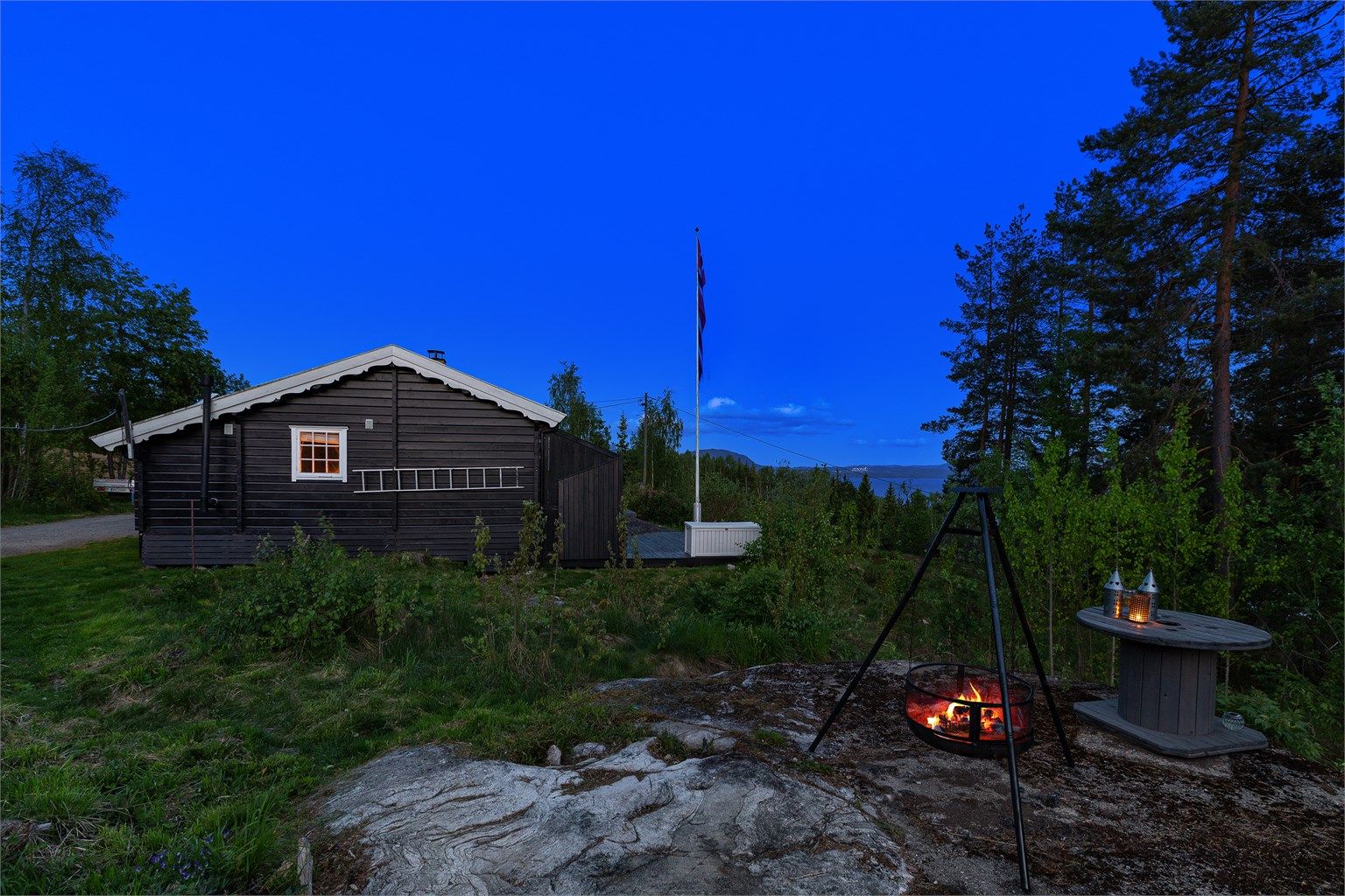 Hjemme kan du kose deg på en stor og usjenert tomt som er på ca. 2 mål, og det medfølger tilleggstomt som er enda større.