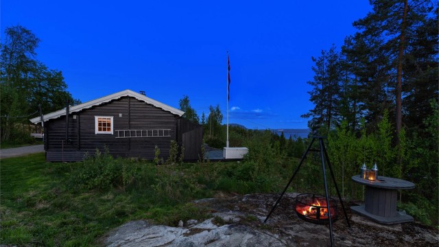 Hjemme kan du kose deg på en stor og usjenert tomt som er på ca. 2 mål, og det medfølger tilleggstomt som er enda større.