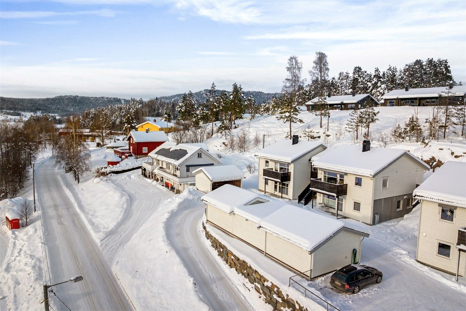 Bussholdeplass ved Prestfoss bru er kun 2 minutter unna, med forbindelser mot Kongsberg.
