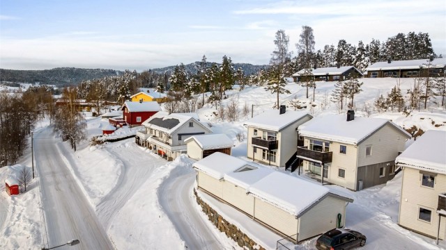 Bussholdeplass ved Prestfoss bru er kun 2 minutter unna, med forbindelser mot Kongsberg.