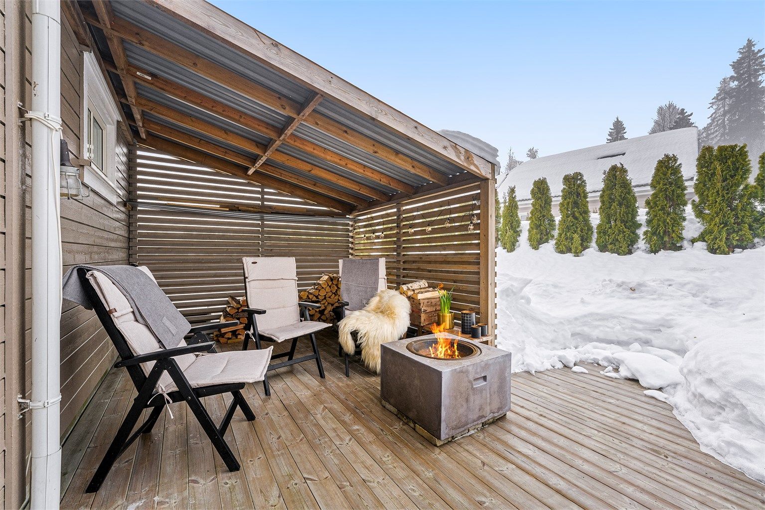 Koselig uteplass med terrasse på ca. 30 kvm. Takoverbygg er ikke byggesøkt hos kommunen.