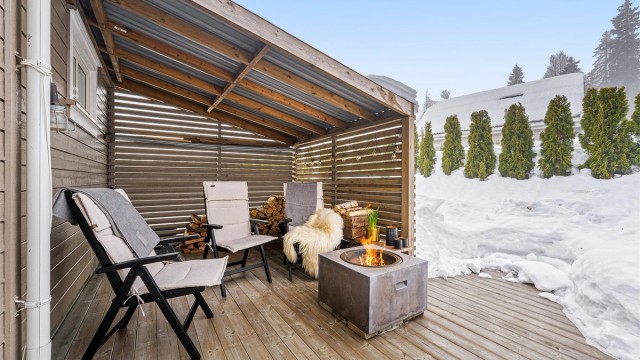 Koselig uteplass med terrasse på ca. 30 kvm. Takoverbygg er ikke byggesøkt hos kommunen.