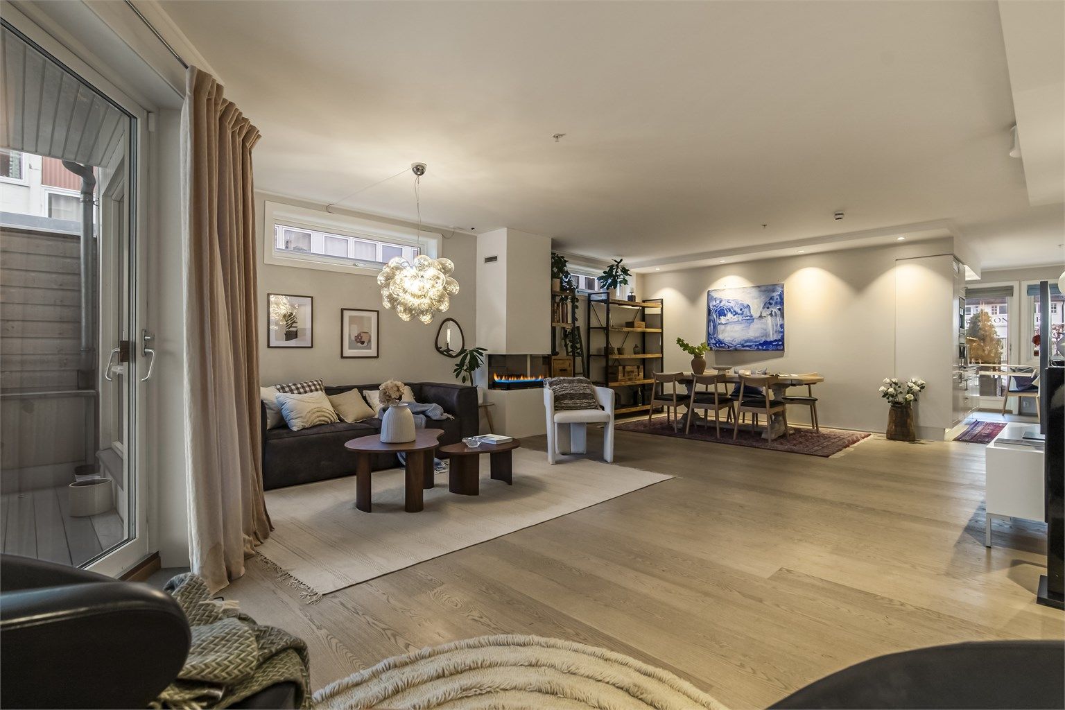 Lekre, moderne enstavs eikeparkett gulv er gjennomgående i leiligheten