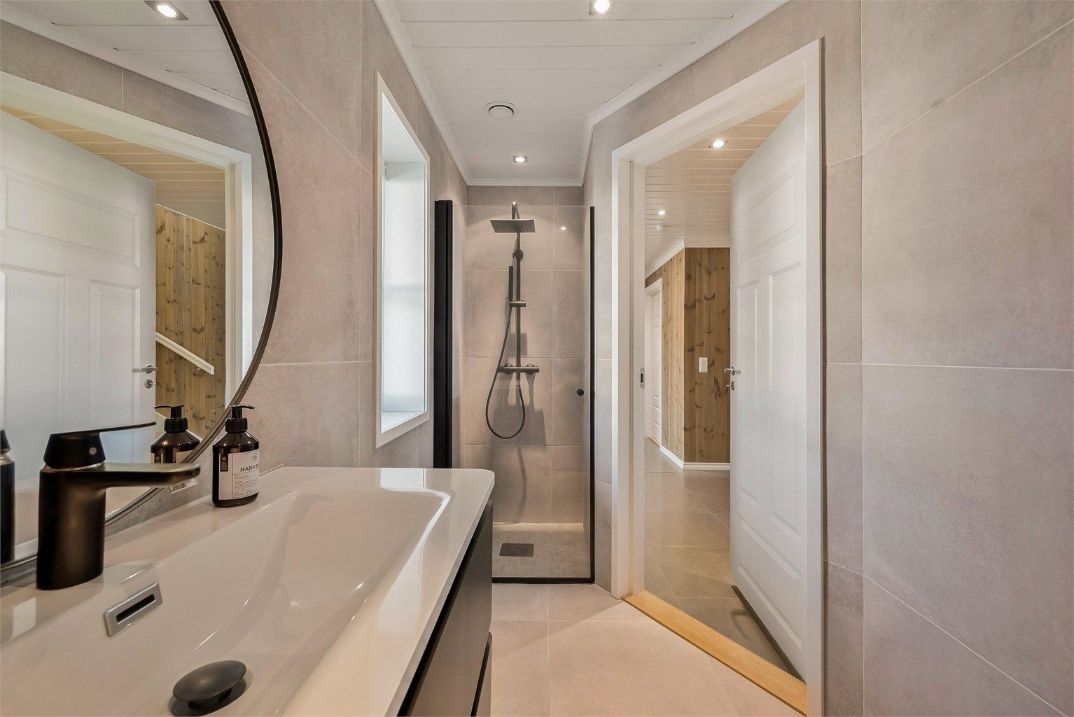 Badet i første etasje er innredet med dusjhjørne, servant og toalett. ( Badet er fra 2023 )