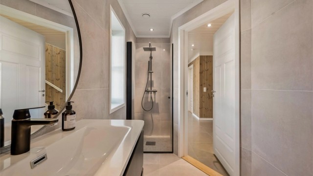 Badet i første etasje er innredet med dusjhjørne, servant og toalett. ( Badet er fra 2023 )