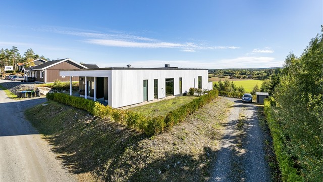 Adkomst til hybelen skjer i god distanse fra boligens hoveddel.