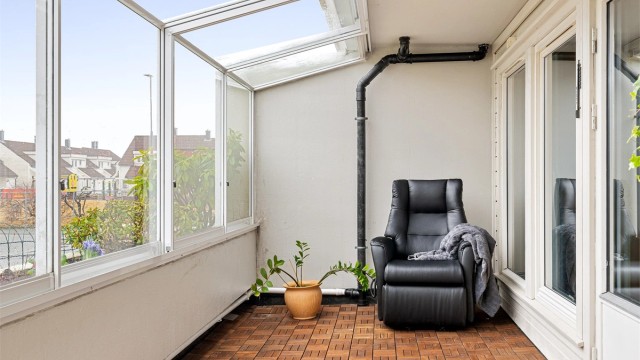 Balkongen fungerer som en forlengelse av stuen, med god plass til å møblere i soner