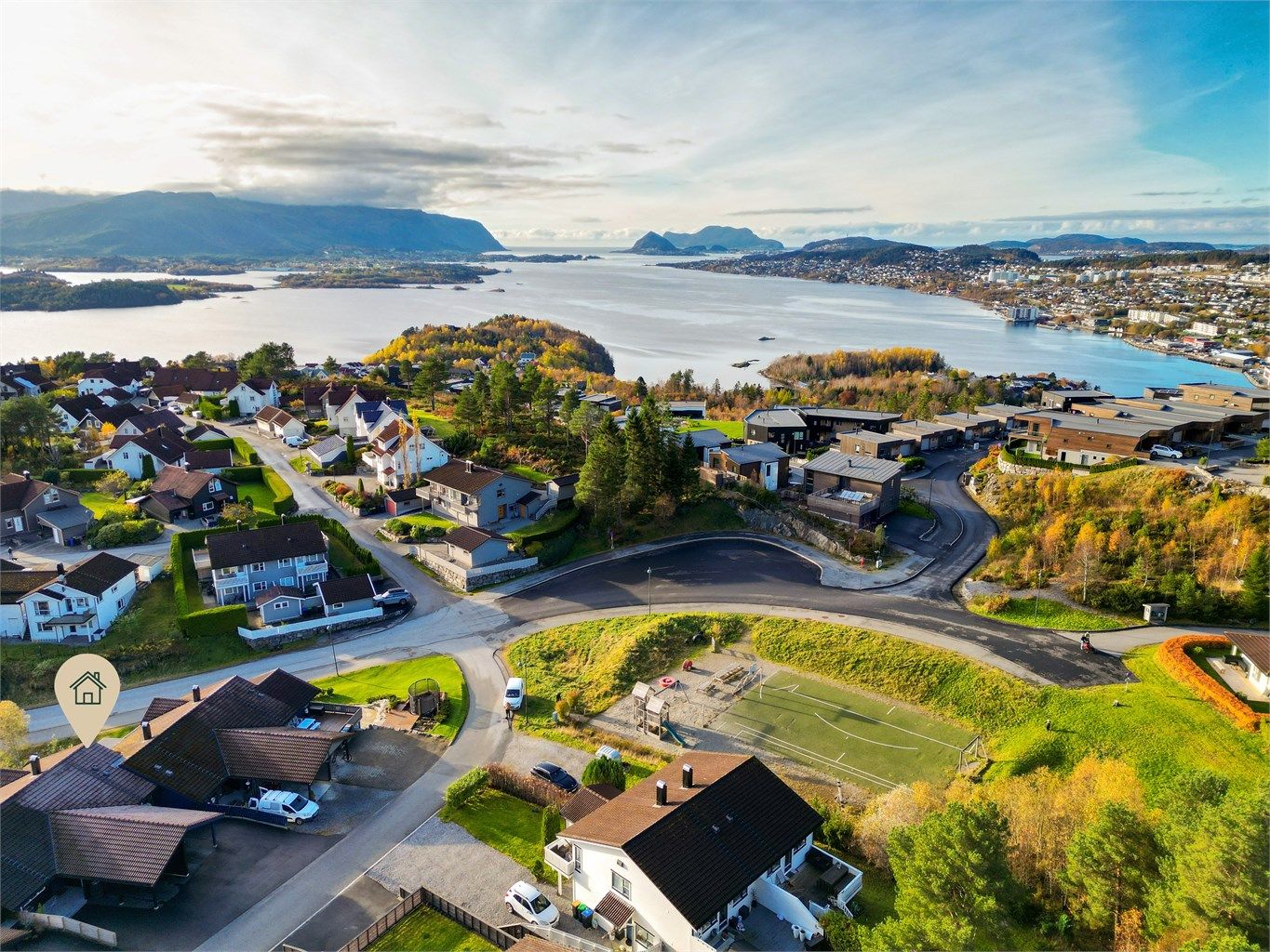 Dronebilde av boligområde tatt fra øst mot vest.