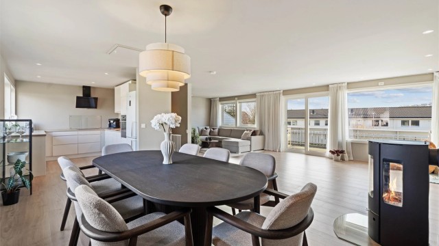 Velkommen til Blåtoppveien 11B!
Boligen har gjennomgått omfattende modernisering fra 2024-26, med blant annet nytt elektrisk anlegg, nye gulv og overflater.