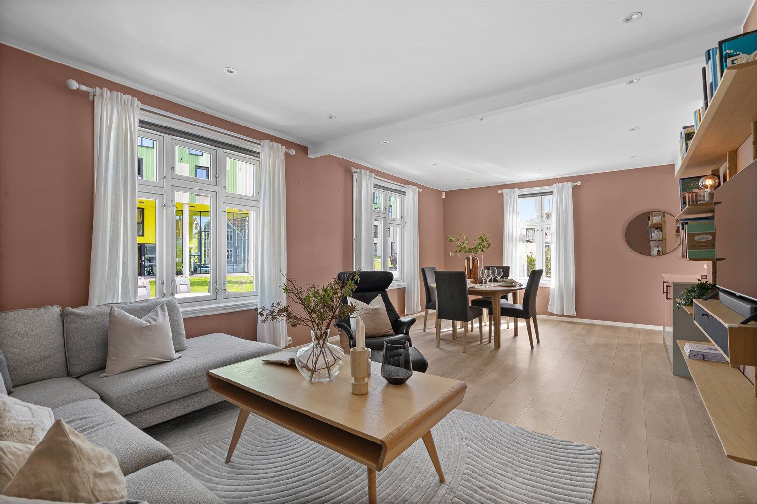 I boligens første etasje har man entré, bad,  stue og kjøkken. 