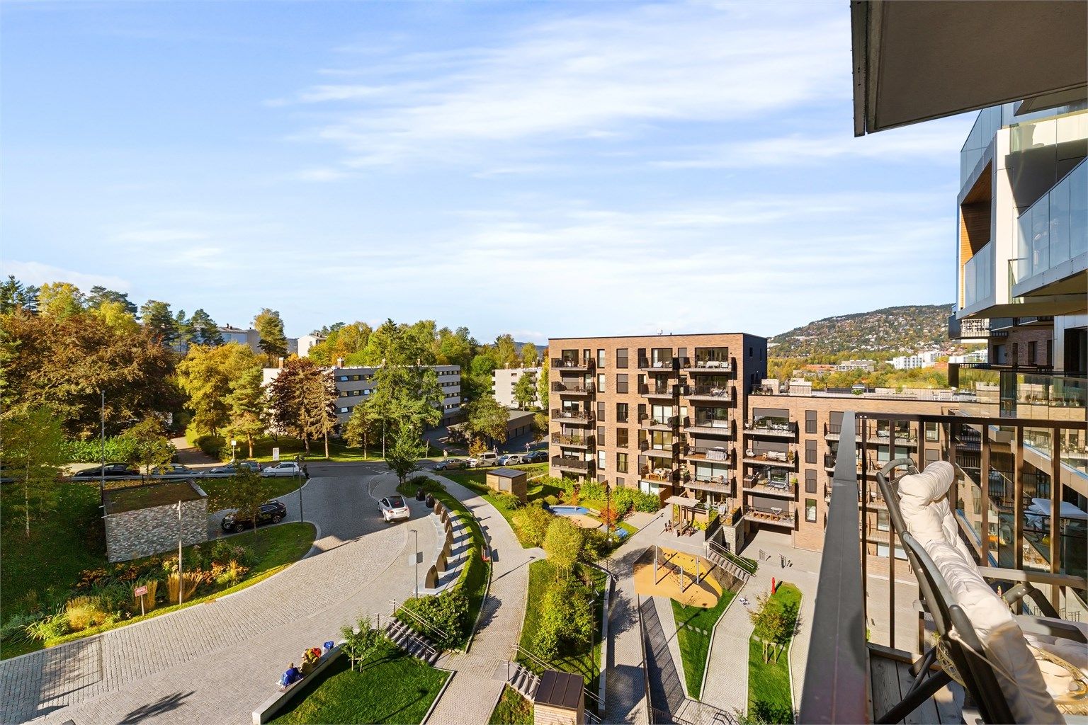 Fra 6. etasje har du et fint utsyn over nærområdet, med grønne omgivelser mellom boligbyggene.