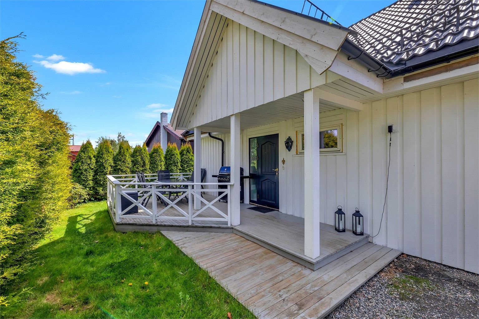 Boligen har to markterrasser, en tilknyttet inngangspartiet og en på baksiden av huset.