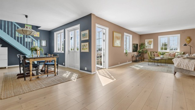 Velkommen til Høgdefaret 10 - Solrik og meget pen bolig | Fjordutsikt | Vestvendt veranda | Hage | 2 bad | Flott intern beliggenhet