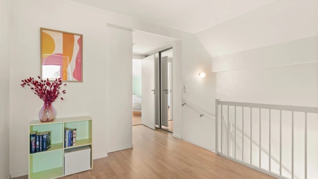 Romslig trappegang med adkomst til badet og alle de fire soverommene. Skyvedørsgarderobe i gangen, samt adkomst til kaldtloft via luke i himling med nedtrekkbar stige. Tregulv på hele loftet med god lagringsplass