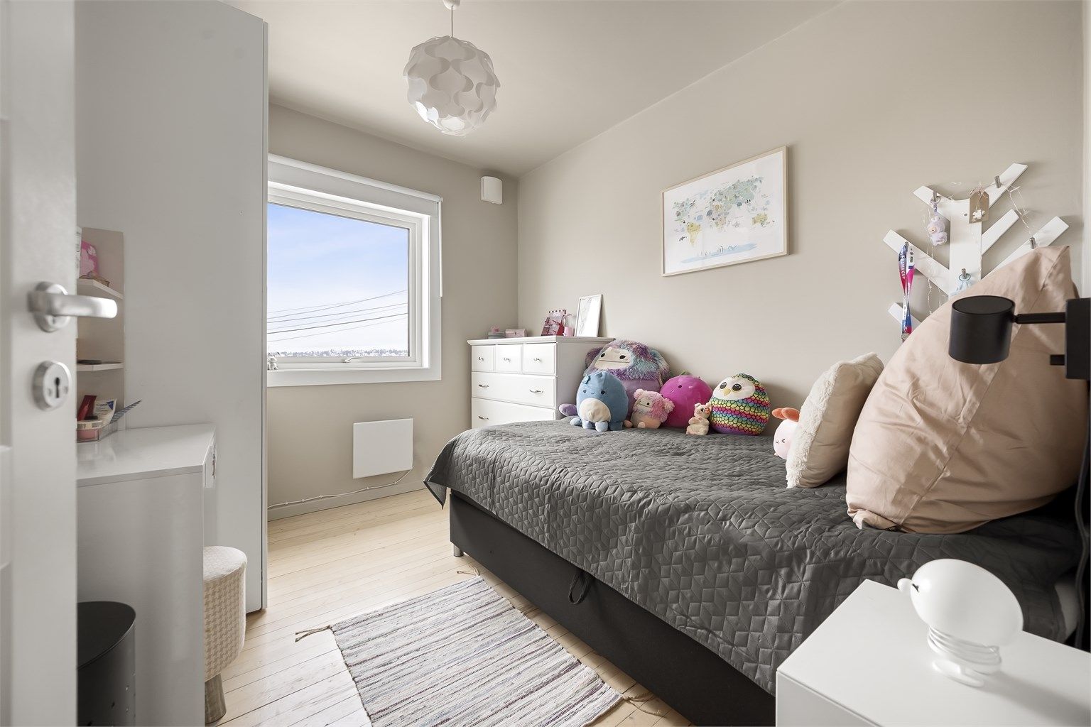 Soverom 2 og 3 venter mot vest og har et fint utsyn mot Østensjøvannet og Abildsø.